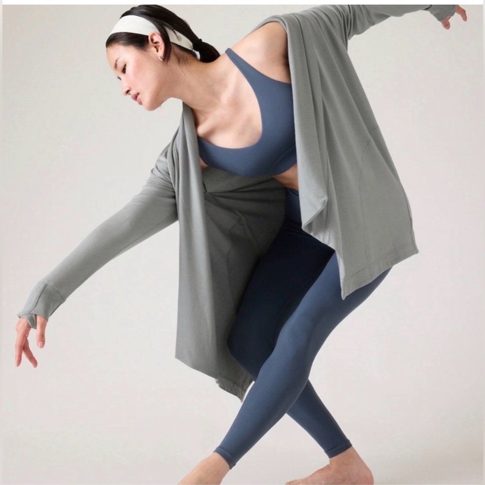 New Athleta Pranayama Restore 2X Wrap gray